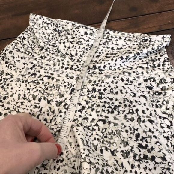 Old Navy Powersoft 8” Biker Shorts Hi Rise Phone Pocket Size Small White & Black - Picture 7 of 9